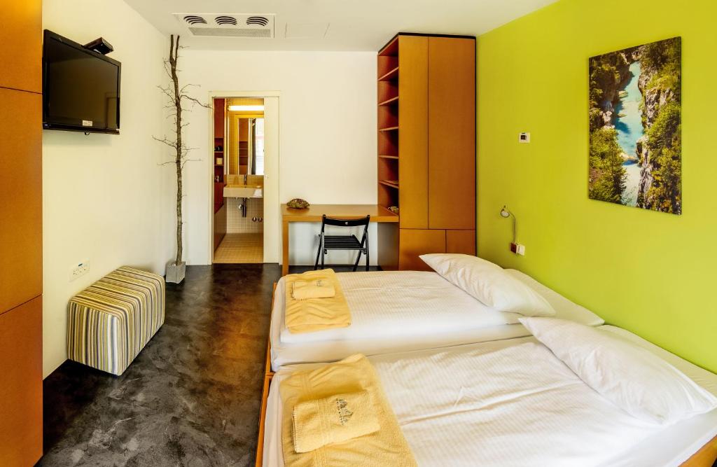 Postel nebo postele na pokoji v ubytování Hotel Sanje ob Soči ***/****