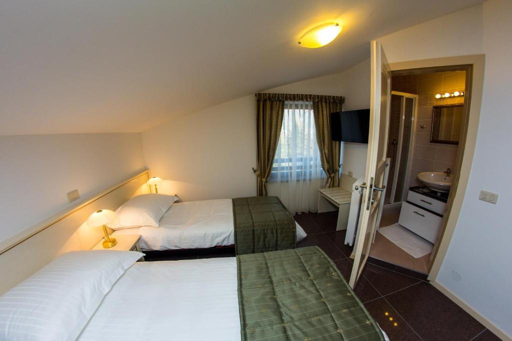 Postel nebo postele na pokoji v ubytování Guest House Šterk