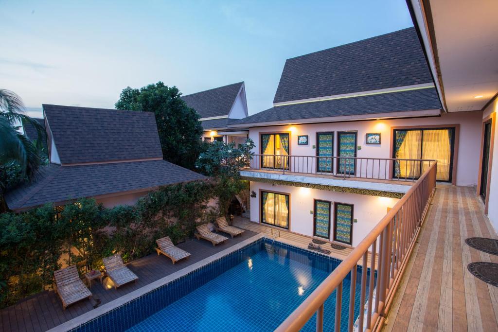 Бассейн в PloyKhumThong Boutique Resort или поблизости