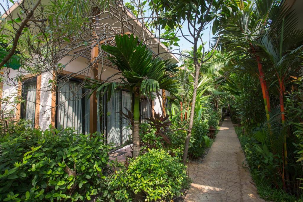 Сад в PloyKhumThong Boutique Resort
