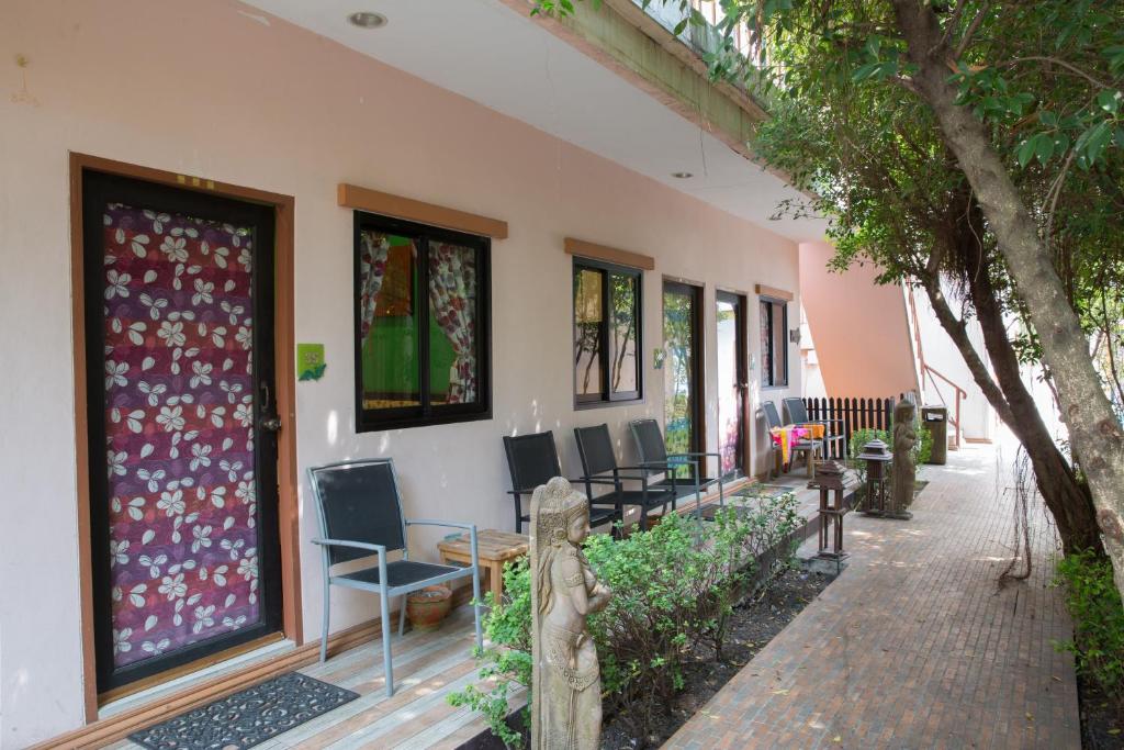Сад в PloyKhumThong Boutique Resort