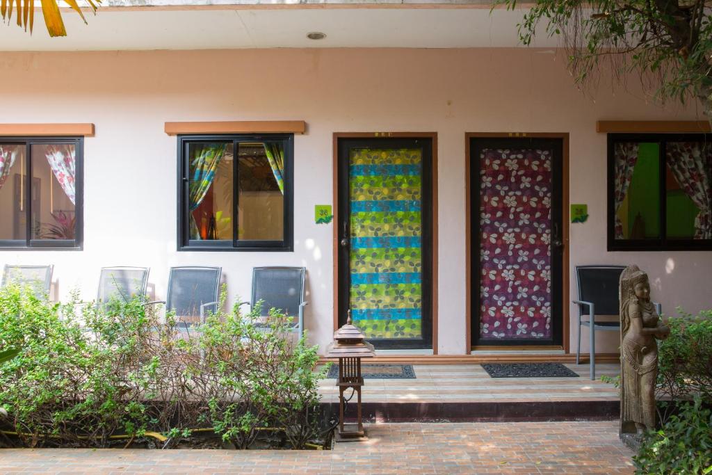 Сад в PloyKhumThong Boutique Resort
