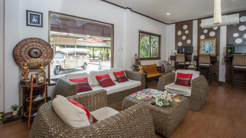 Гостиная зона в PloyKhumThong Boutique Resort