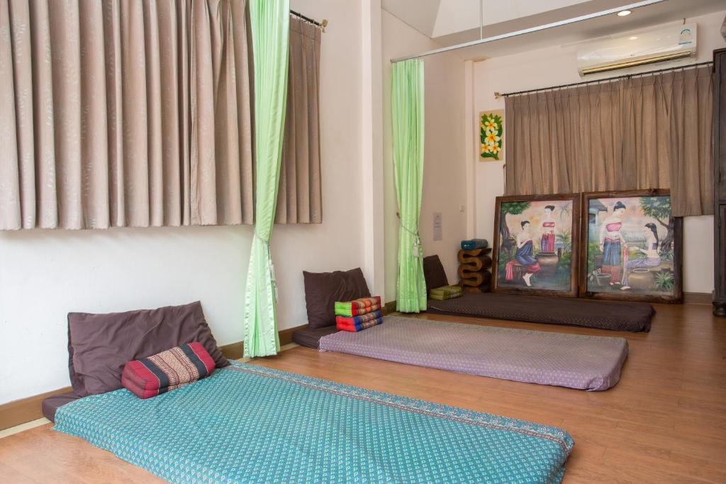 Кровать или кровати в номере PloyKhumThong Boutique Resort