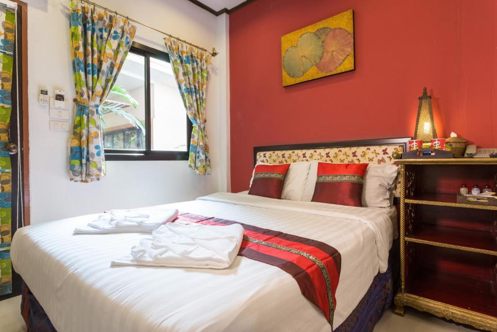 Кровать или кровати в номере PloyKhumThong Boutique Resort