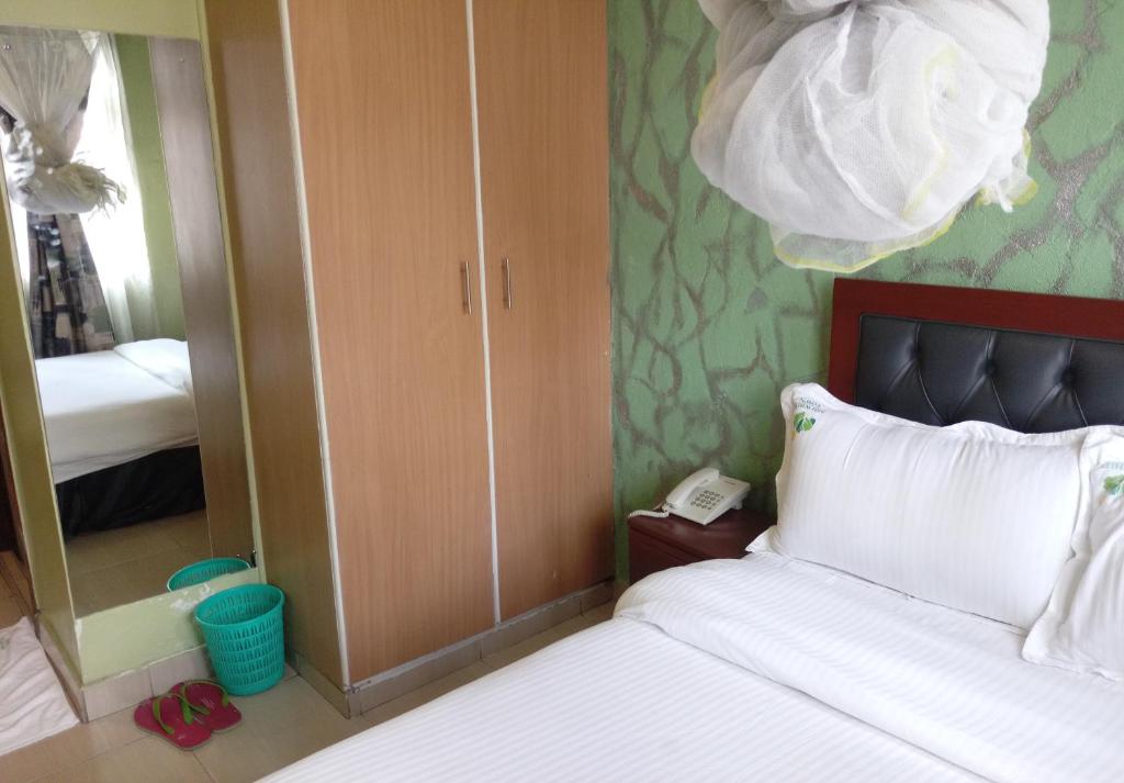 Postel nebo postele na pokoji v ubytování Ash White Hotel