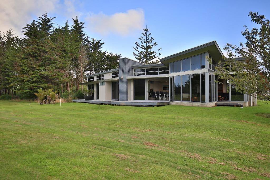 ein großes Haus mit einem großen Hof in der Unterkunft The Links Carters Beach Apartments in Carters Beach