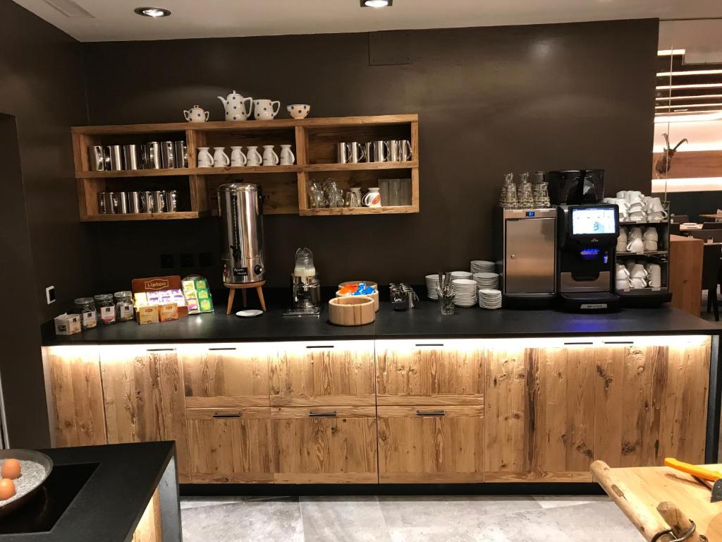 Příslušenství pro přípravu čaje a kávy v ubytování Hotel Spöl Restaurant