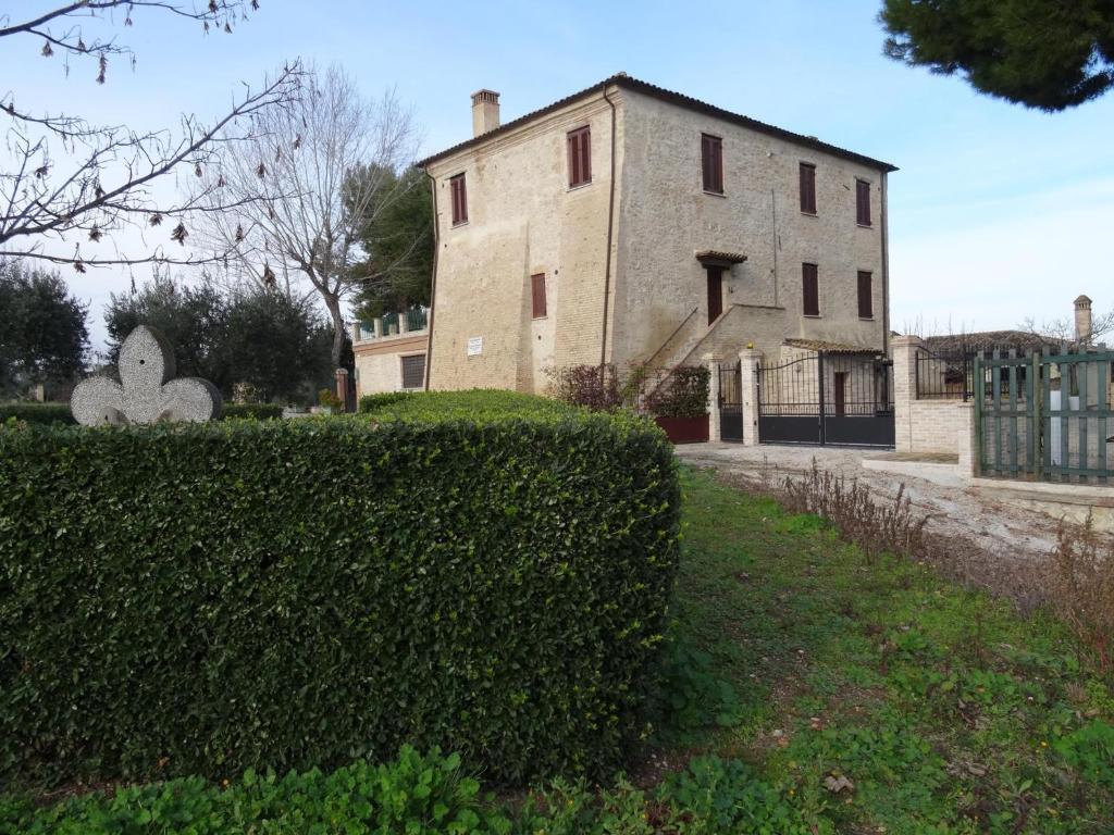 an old building with a hedge in front of it at Casa Berardi Residenza Storica in Ortona