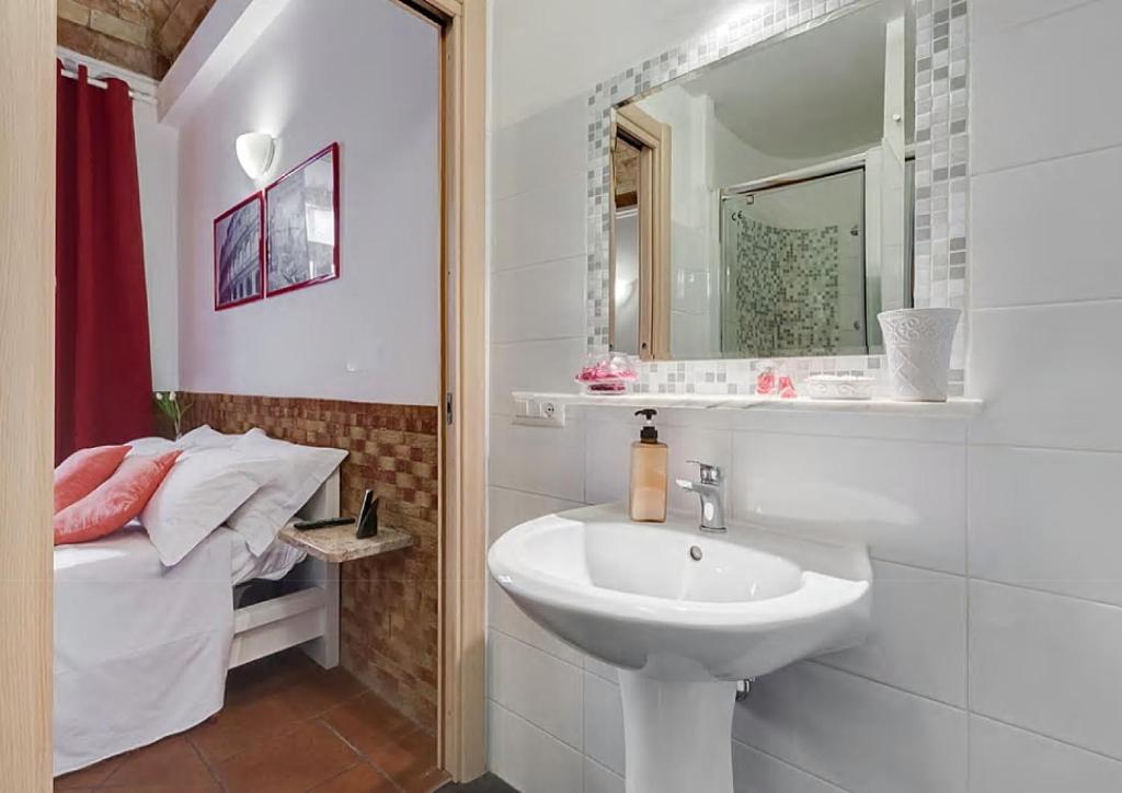 A bathroom at Machiavelli Suites