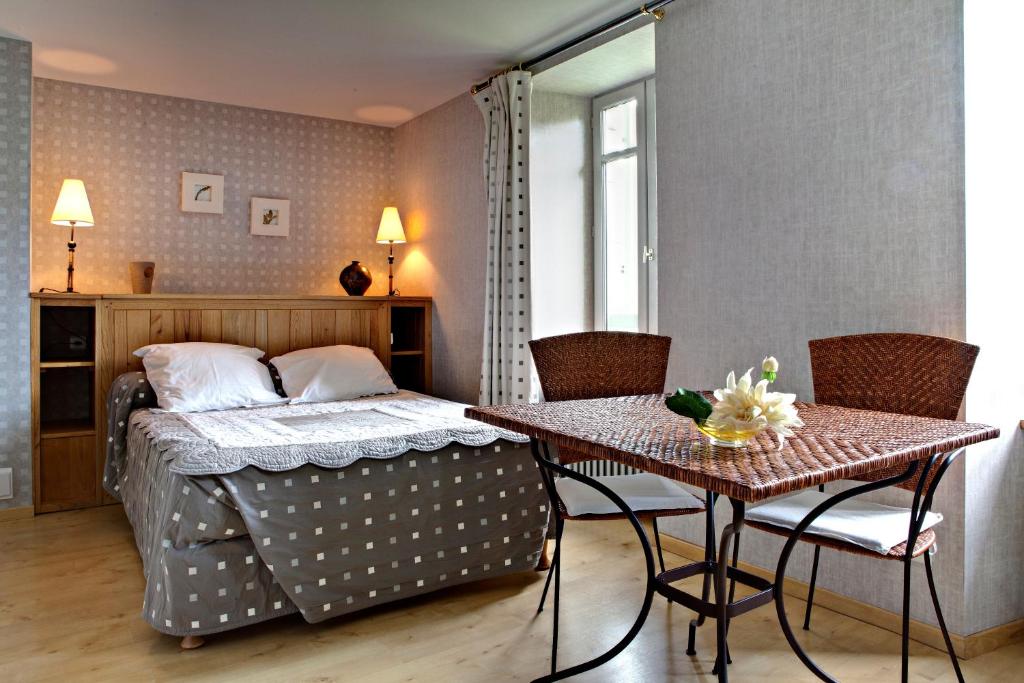 Ліжко або ліжка в номері Logis Auberge du Fel