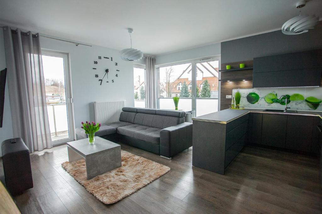 a kitchen and living room with a couch and a table at Apartament w Cieplicach in Jelenia Góra