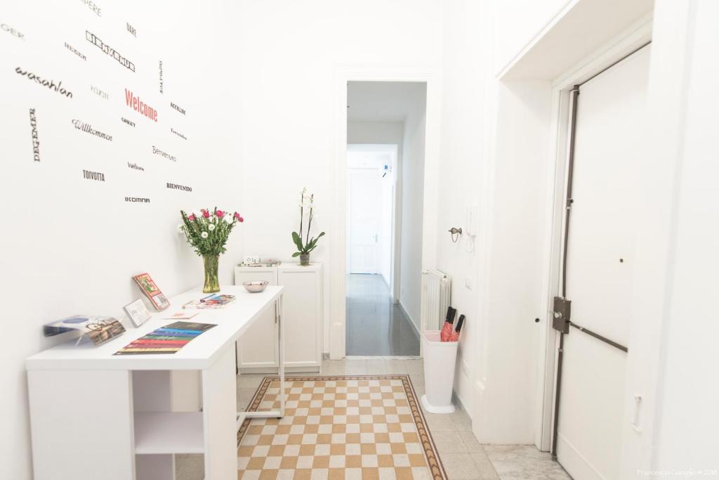 einen weißen Schreibtisch in einem Zimmer mit einer weißen Wand in der Unterkunft Dimora CentroWell in Palermo