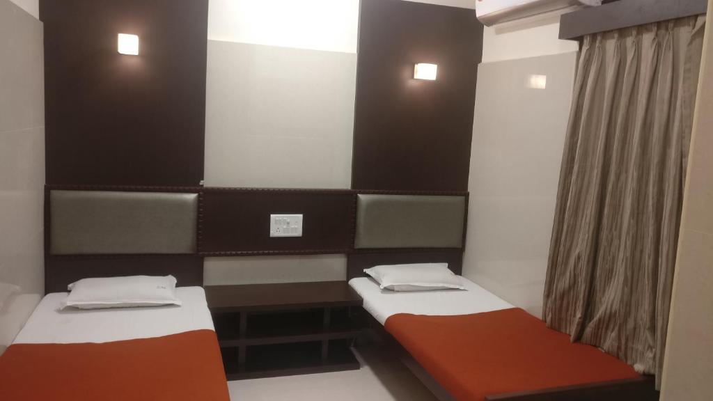 Postel nebo postele na pokoji v ubytování Hotel Sarada Nivas