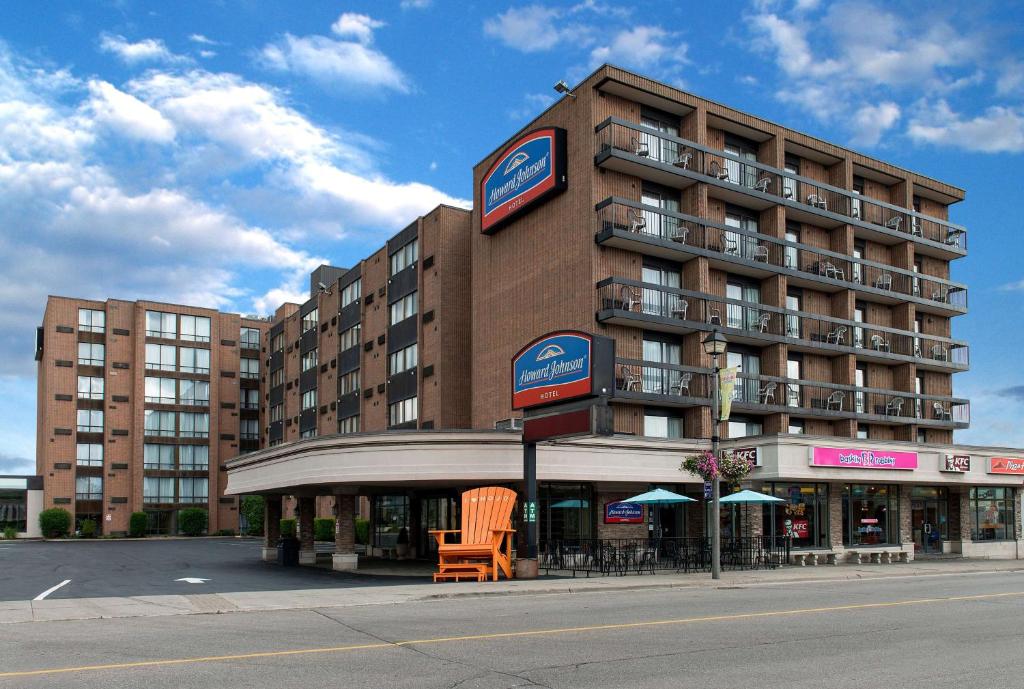 un gran edificio en la esquina de una calle en Howard Johnson Plaza by Wyndham by the Falls Niagara Falls, en Niagara Falls