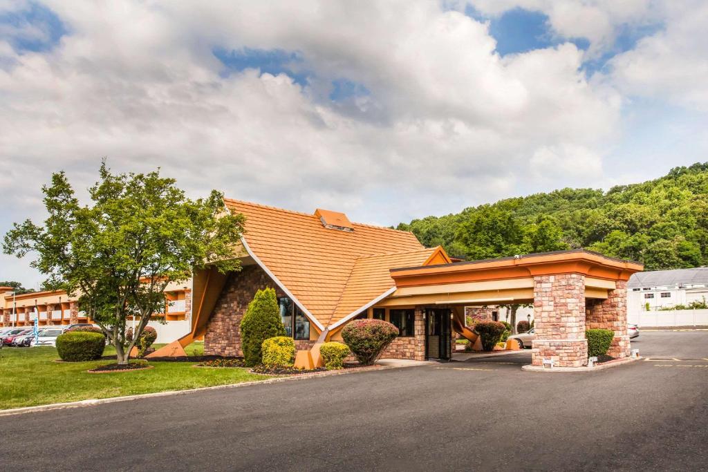 Nespecifikovaný výhled na hory nebo výhled na hory při pohledu z motelu
