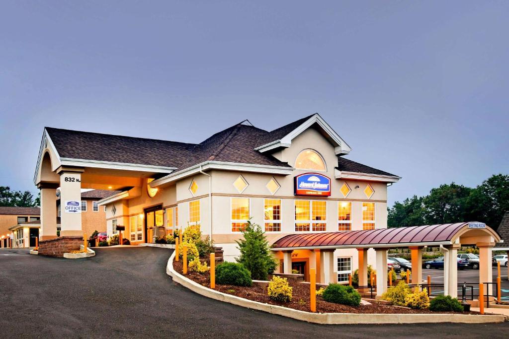 un hotel con un estacionamiento delante de él en Howard Johnson by Wyndham Blackwood Near Philadelphia, en Blackwood