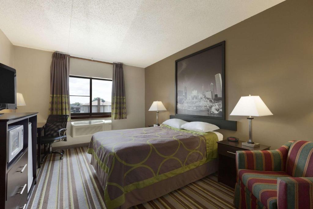 Postel nebo postele na pokoji v ubytování Super 8 by Wyndham Bridgeview/Chicago Area