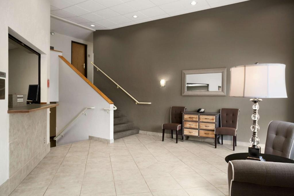 Super 8 by Wyndham Portland Airport photo