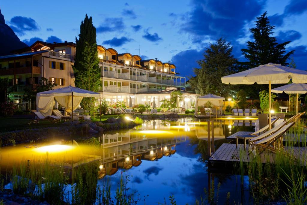 een hotel met een zwembad in de nacht bij Hotel Weingarten in Appiano sulla Strada del Vino