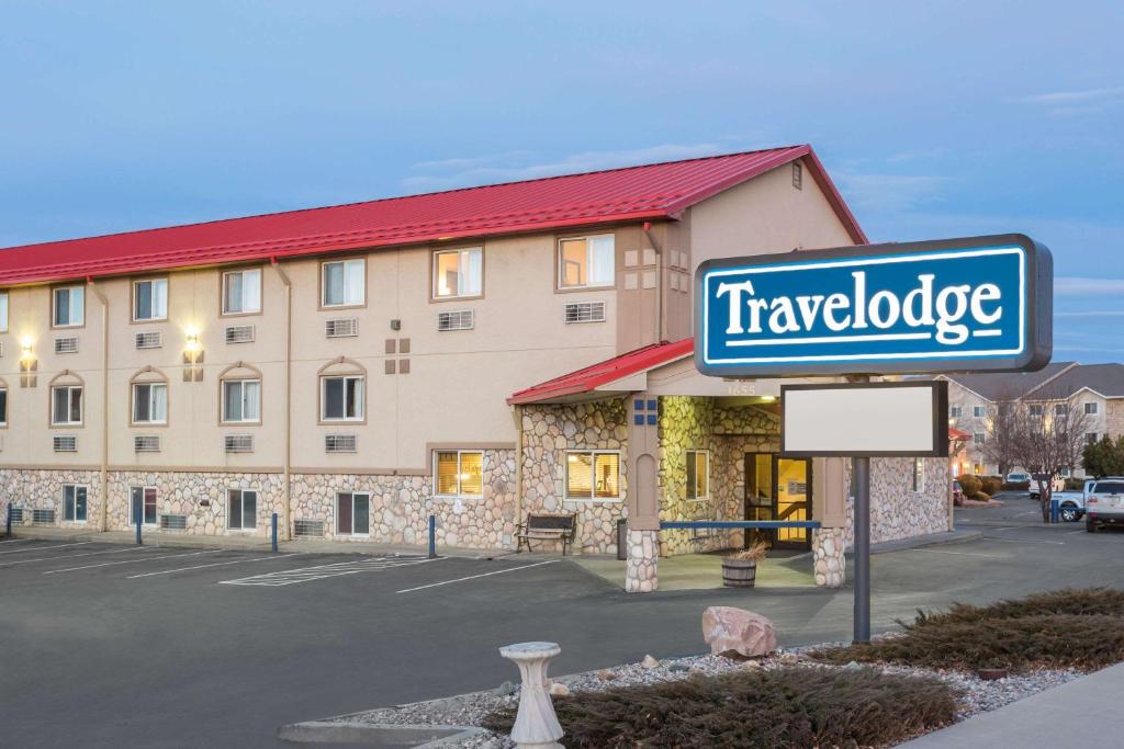 un hotel con un cartel frente a un edificio en Travelodge by Wyndham Loveland/Fort Collins Area, en Loveland