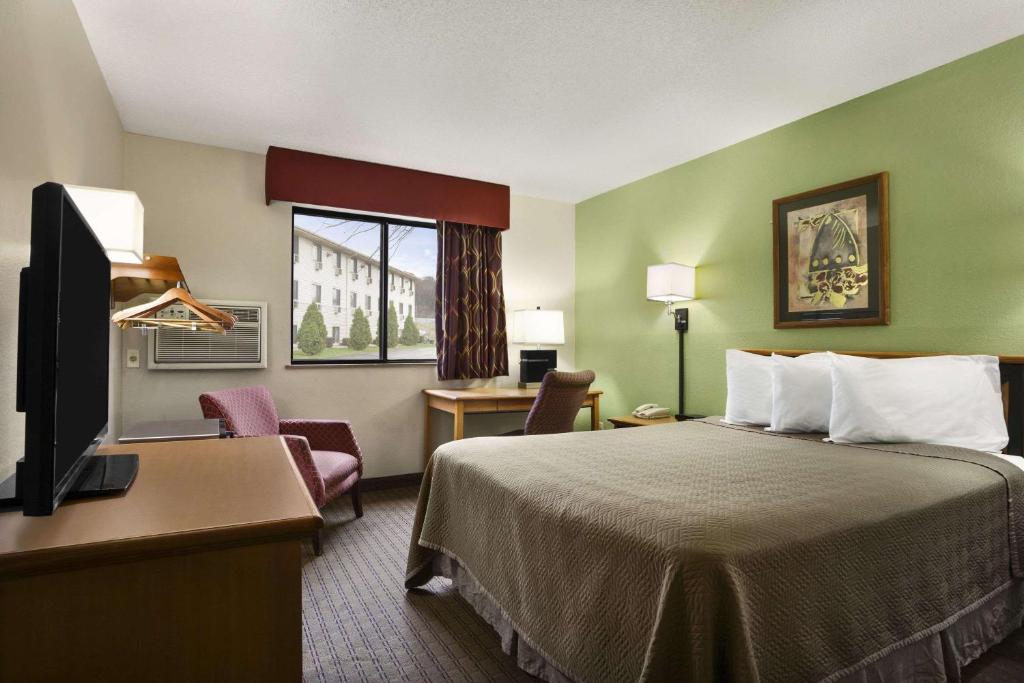 Travelodge by Wyndham Battle Creek - Queen Room - Disability Access/Non-Smoking