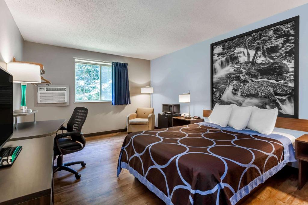 Postel nebo postele na pokoji v ubytování Super 8 by Wyndham East Stroudsburg - Poconos