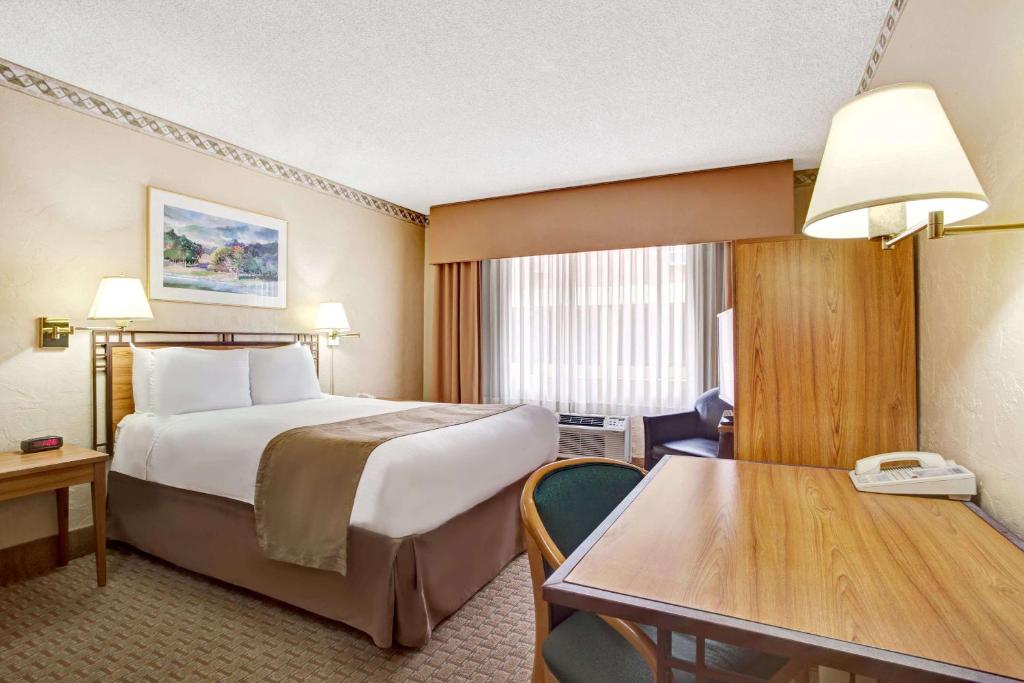 Travelodge by Wyndham Seattle By The Space Needle - Queen Room - Non-Smoking