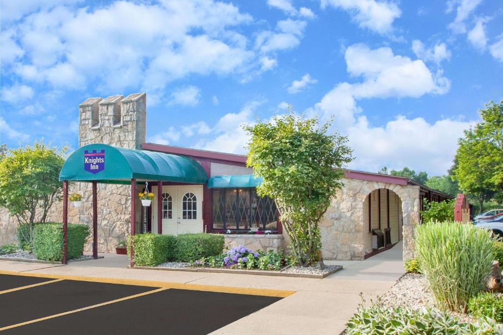 a restaurant with a blue awning in front of a building at Knights Inn - Battle Creek in Battle Creek