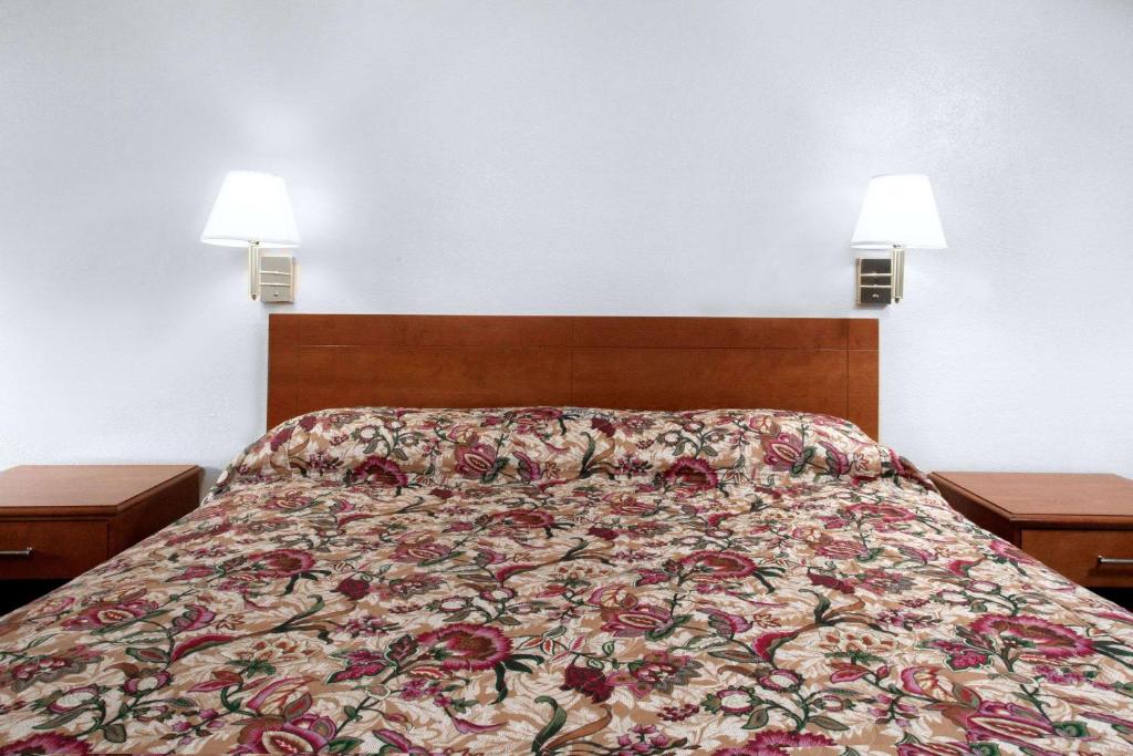 Postel nebo postele na pokoji v ubytování Knights Inn Pittston