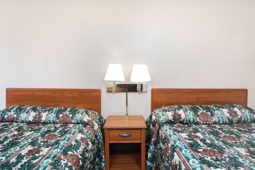 Postel nebo postele na pokoji v ubytování Knights Inn Pittston
