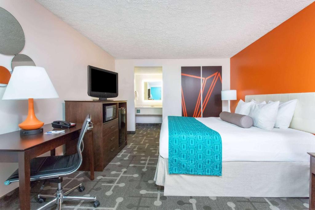 Howard Johnson by Wyndham Ocala FL I-75 - 1 King Bed, Deluxe Room, Non-Smoking