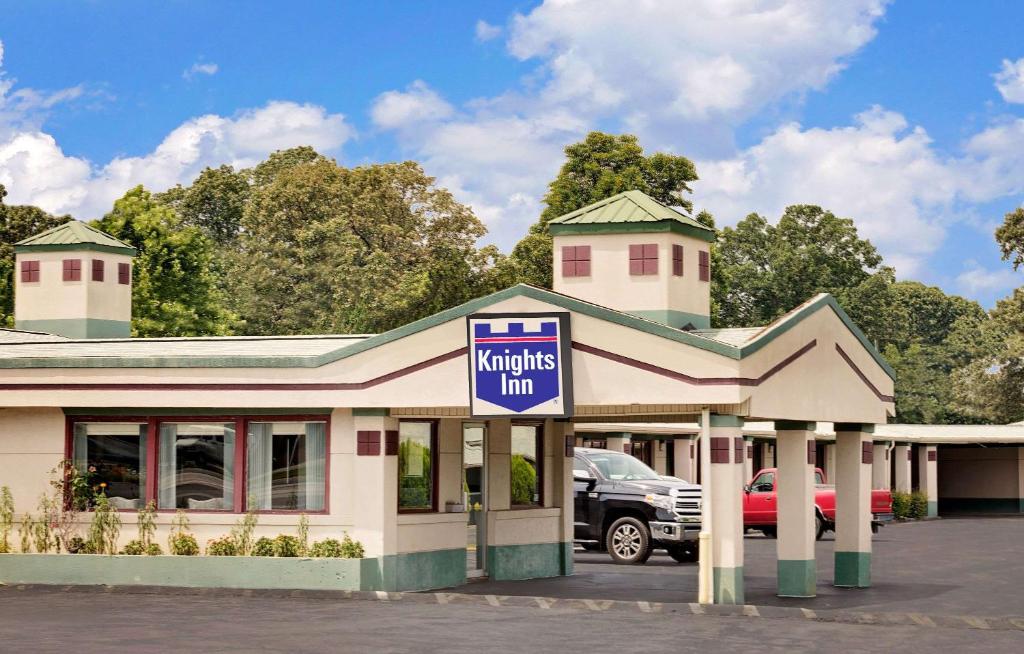 a nautilus inn sign in front of a parking lot at Knights Inn Madison Heights in Madison Heights