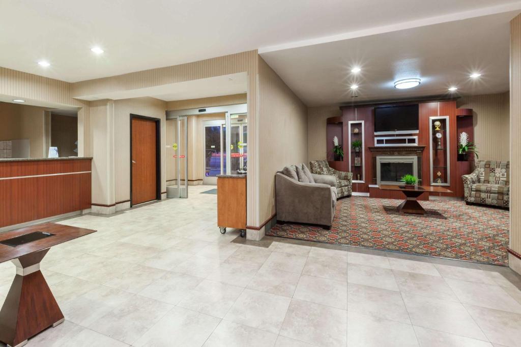 Travelodge by Wyndham Sylmar CA photo