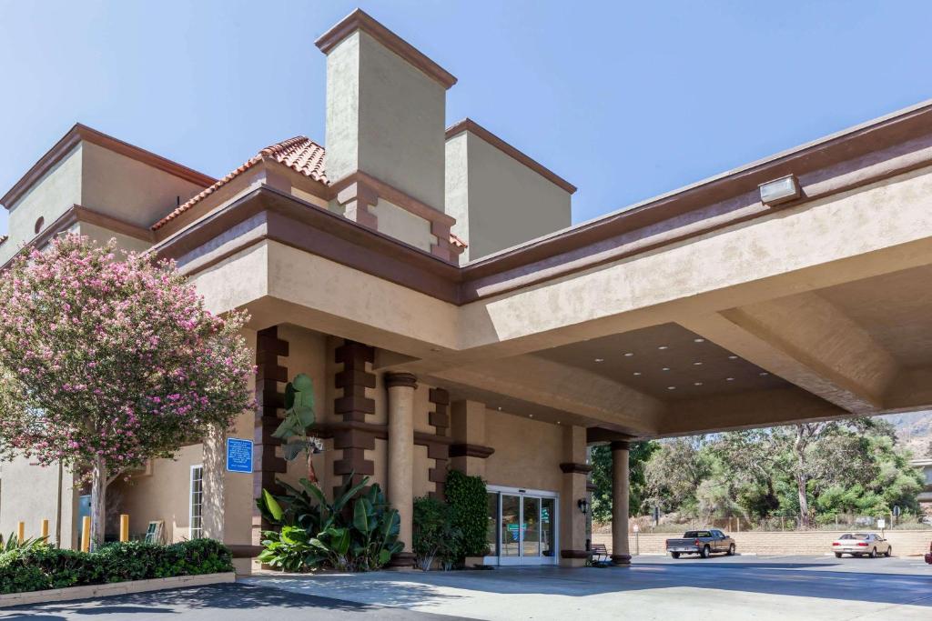 um grande edifício com um carro estacionado em frente em Travelodge by Wyndham Sylmar CA em Sylmar