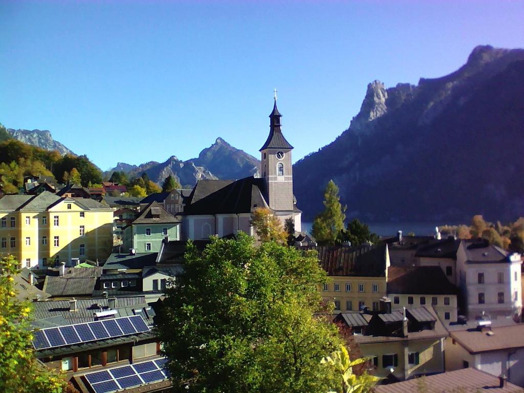 una pequeña ciudad con una iglesia con una torre de reloj en Steinkogler Ferienwohnungen, en Ebensee