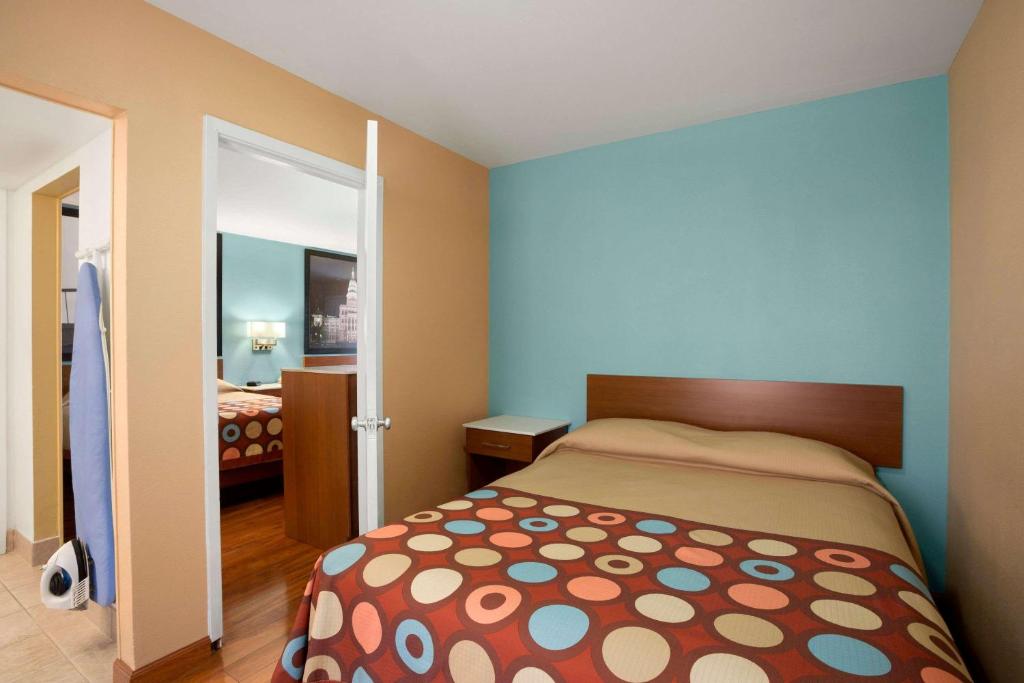 Super 8 by Wyndham Austin Downtown/Capitol Area - 