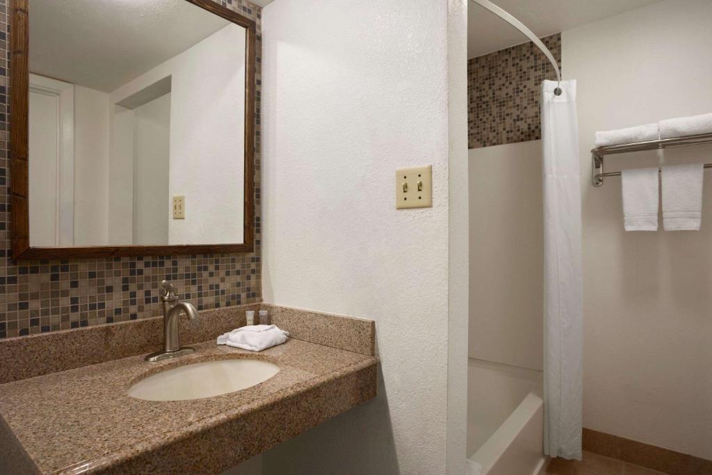 Super 8 by Wyndham Austin Downtown/Capitol Area - Salle Queen - Non-fumeurs