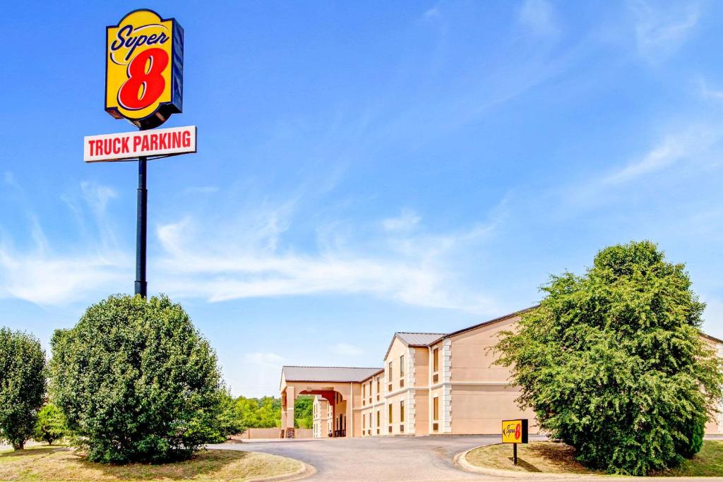 una señal para una farmacia de camiones frente a un edificio en Super 8 by Wyndham Forrest City AR, en Forrest City