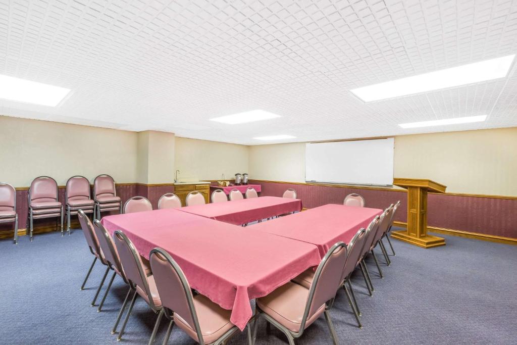 una sala de conferencias con mesas, sillas y una pizarra en Knights Inn & Suites South Sioux City, en South Sioux City