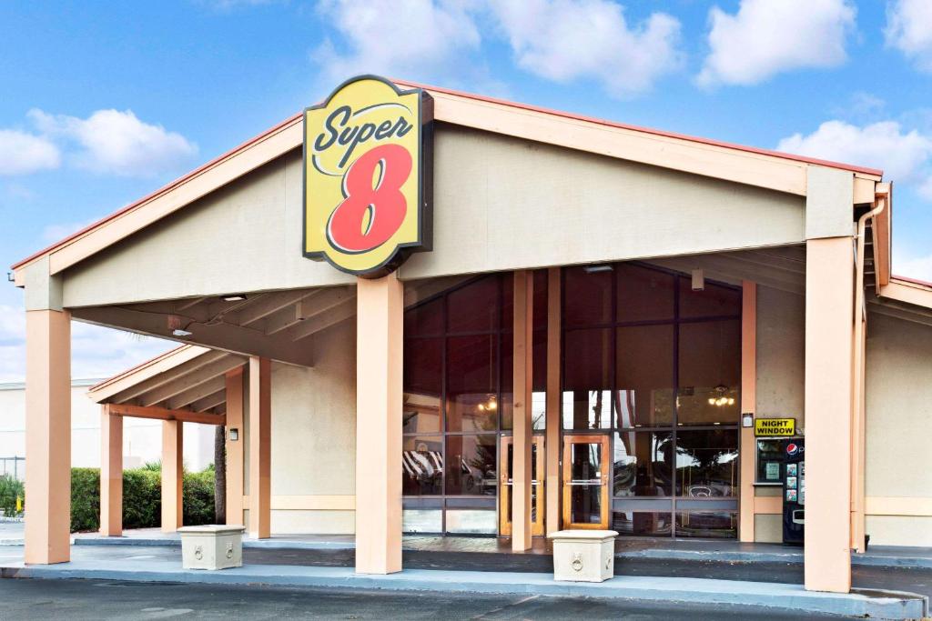 a store front with a super sign on it at Super 8 by Wyndham Kissimmee/Maingate/Orlando Area in Orlando