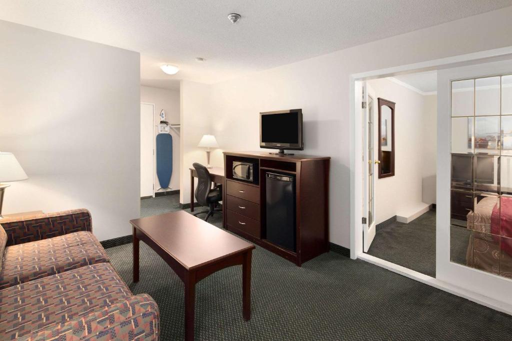 Una televisión o centro de entretenimiento en Travelodge by Wyndham Nanaimo