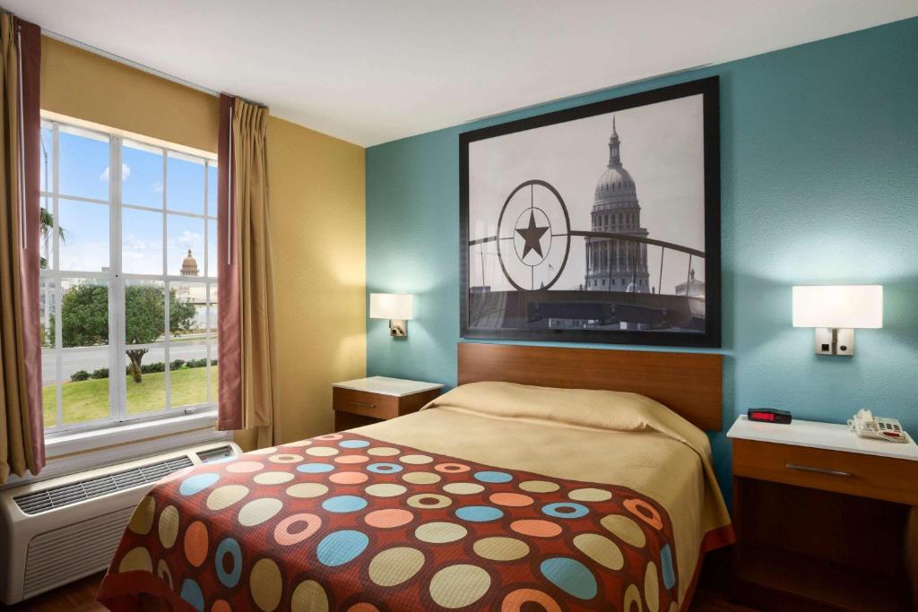 Super 8 by Wyndham Austin Downtown/Capitol Area - 