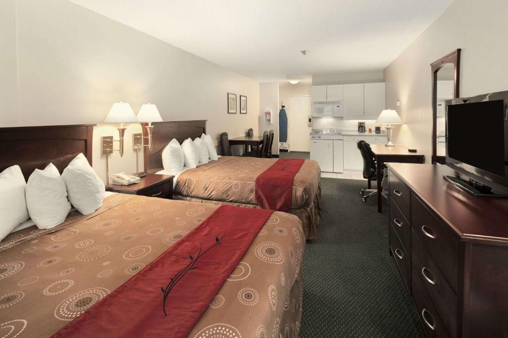 Una cocina o cocineta en Travelodge by Wyndham Nanaimo