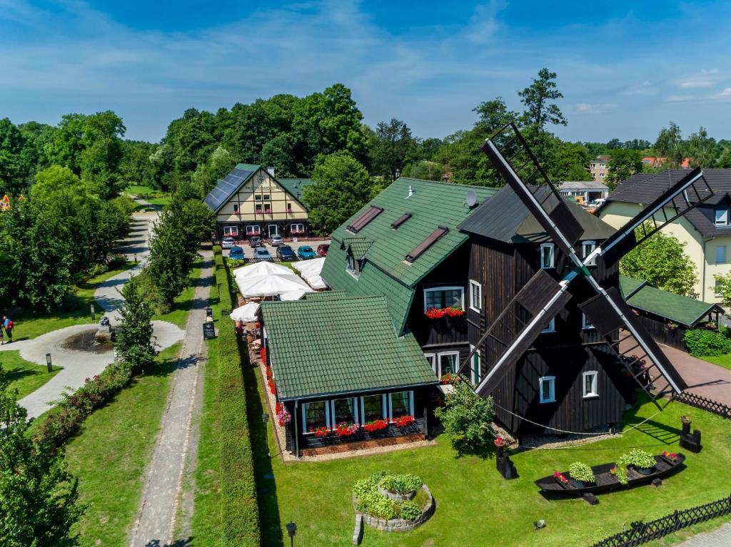 een luchtzicht op een boerderij met een windmolen bij Pension Kräutermühlenhof Burg in Burg