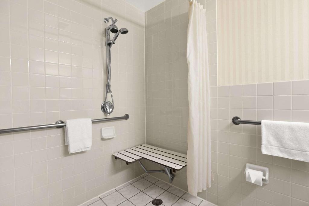Travelodge by Wyndham San Francisco Bay - 