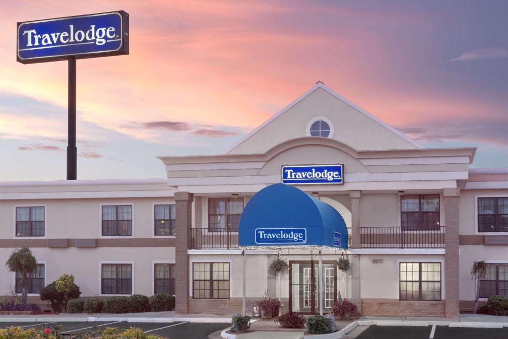 una rappresentazione della parte anteriore di un hotel di Travelodge by Wyndham Perry GA a Perry