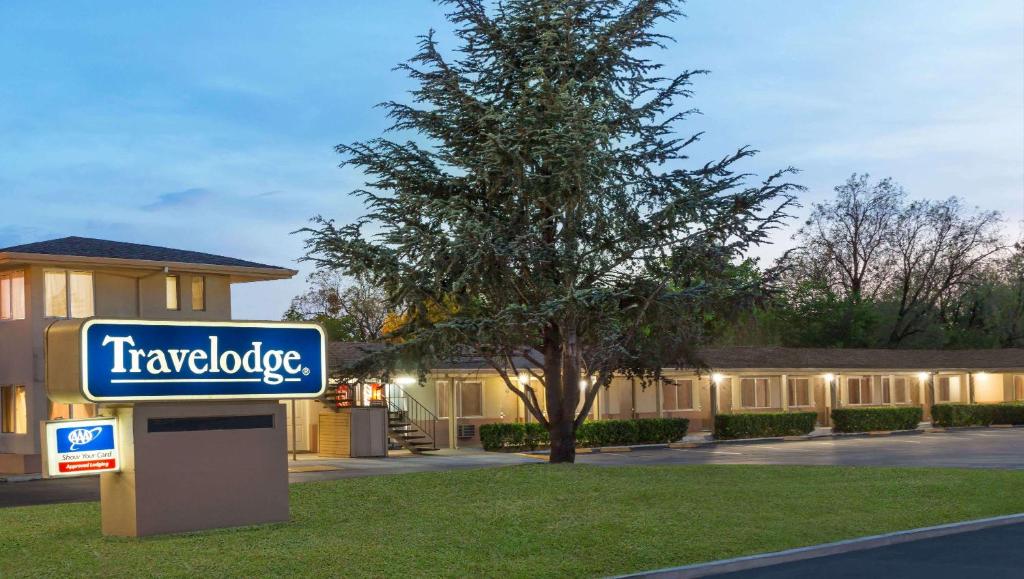 a sign for a hotel in front of a building at Travelodge by Wyndham Santa Rosa Wine Country in Santa Rosa
