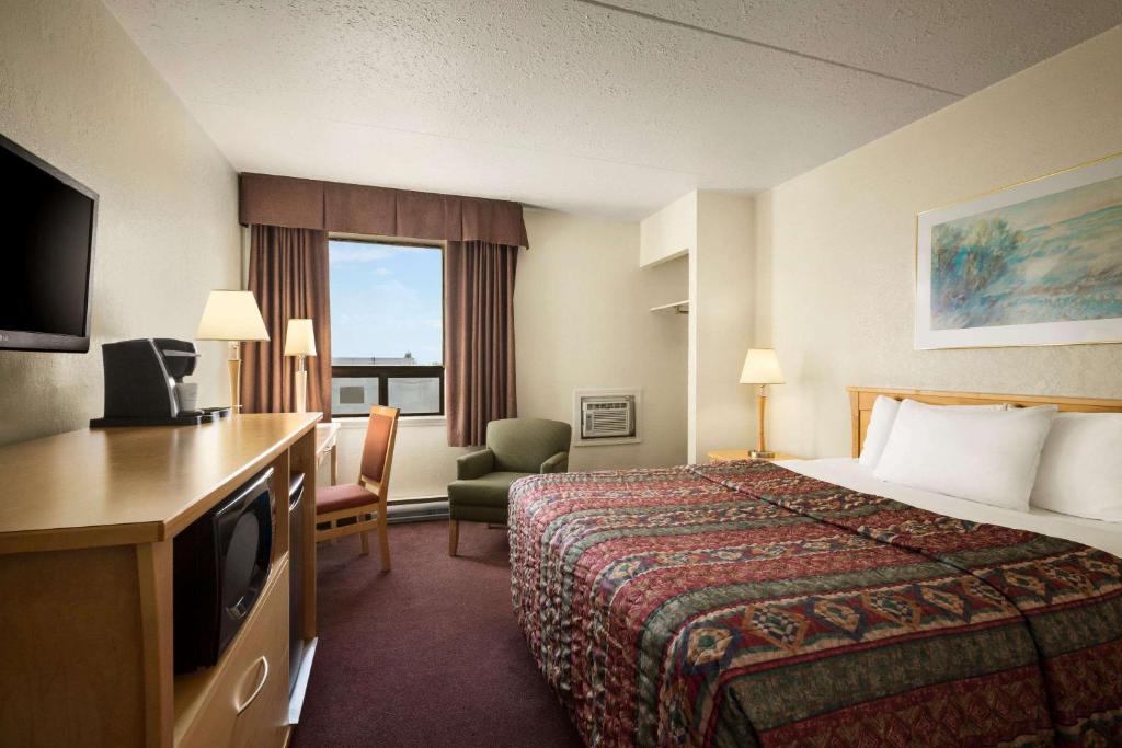 Postel nebo postele na pokoji v ubytování Travelodge by Wyndham Edmonton West