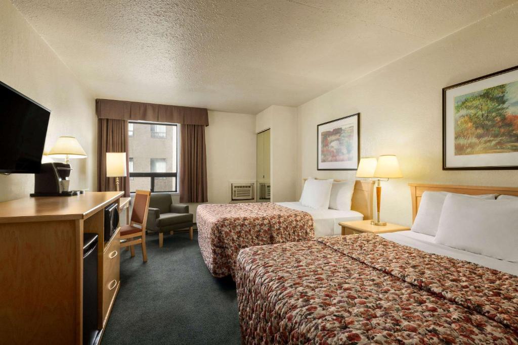 Postel nebo postele na pokoji v ubytování Travelodge by Wyndham Edmonton West